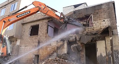 Haliliye'de metruk binalar yıkılıyor!