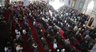 Vatandaşlar namaz için Balıklıgöl’e akın etti