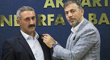 Meclis üyesi AK Parti rozetini taktı!