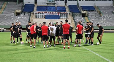 Futbolcular taraftarı maça davet etti!