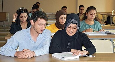 Anne ve oğlu aynı sınıfta okuyor