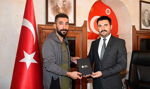 Müdür Efe, sarı basın kartını Gazeteci Şeyhanlı'ya taktim etti