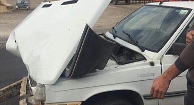 Otomobil ile iş makinesi çarpıştı