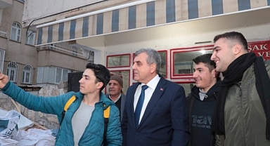 Başkan Beyazgül talepleri dinliyor 