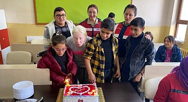 Jandarma görme engelli çocukları unutmadı