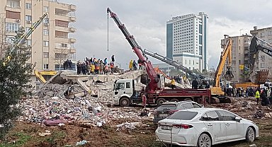 Şanlıurfa’da çöken binada arama kurtarma çalışmaları sürüyor 