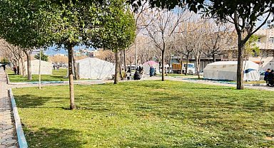 Şanlıurfa'da depremzedeler parklarda çadır kurdu