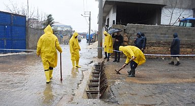 Hilvan’da sağanak yağışla mücadele ediliyor