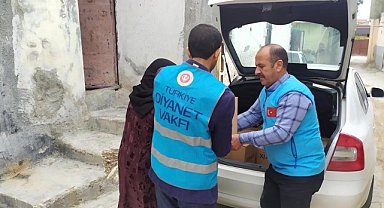 Akçakale’de ramazan kolisi dağıtıldı 