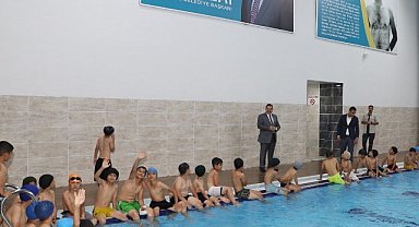 Başkan Canpolat, yüzme kursundaki çocuklarla buluştu