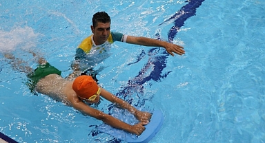 Haliliye'de çocuklar hem öğreniyor hemde serinliyor