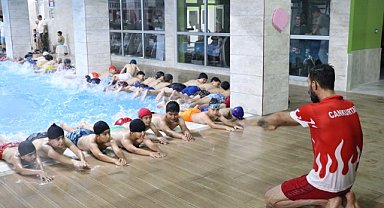 Haliliye’de çocuklar yüzme öğreniyor!