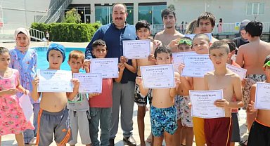 Başkan Ekinci, yüzme kursunu bitiren öğrencilere sertifikalarını verdi