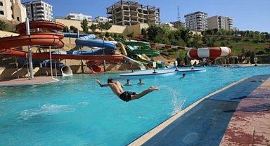 Karaköprü'de çocuklar Yaşampark'taki havuzlarda serinliyor!