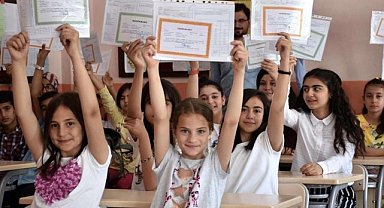 20 Milyon öğrenci karne heyecanı yaşadı!