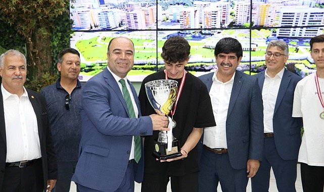 Karaköprü Belediyespor’un U-17 futbol takımı Şampiyon oldu