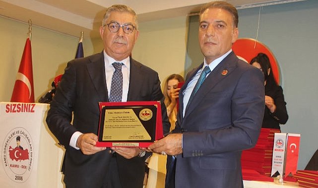 KAMU-DER’den Ümit Hanca’ya başarı plaketi
