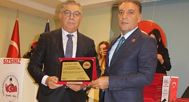 KAMU-DER’den Ümit Hanca’ya başarı plaketi